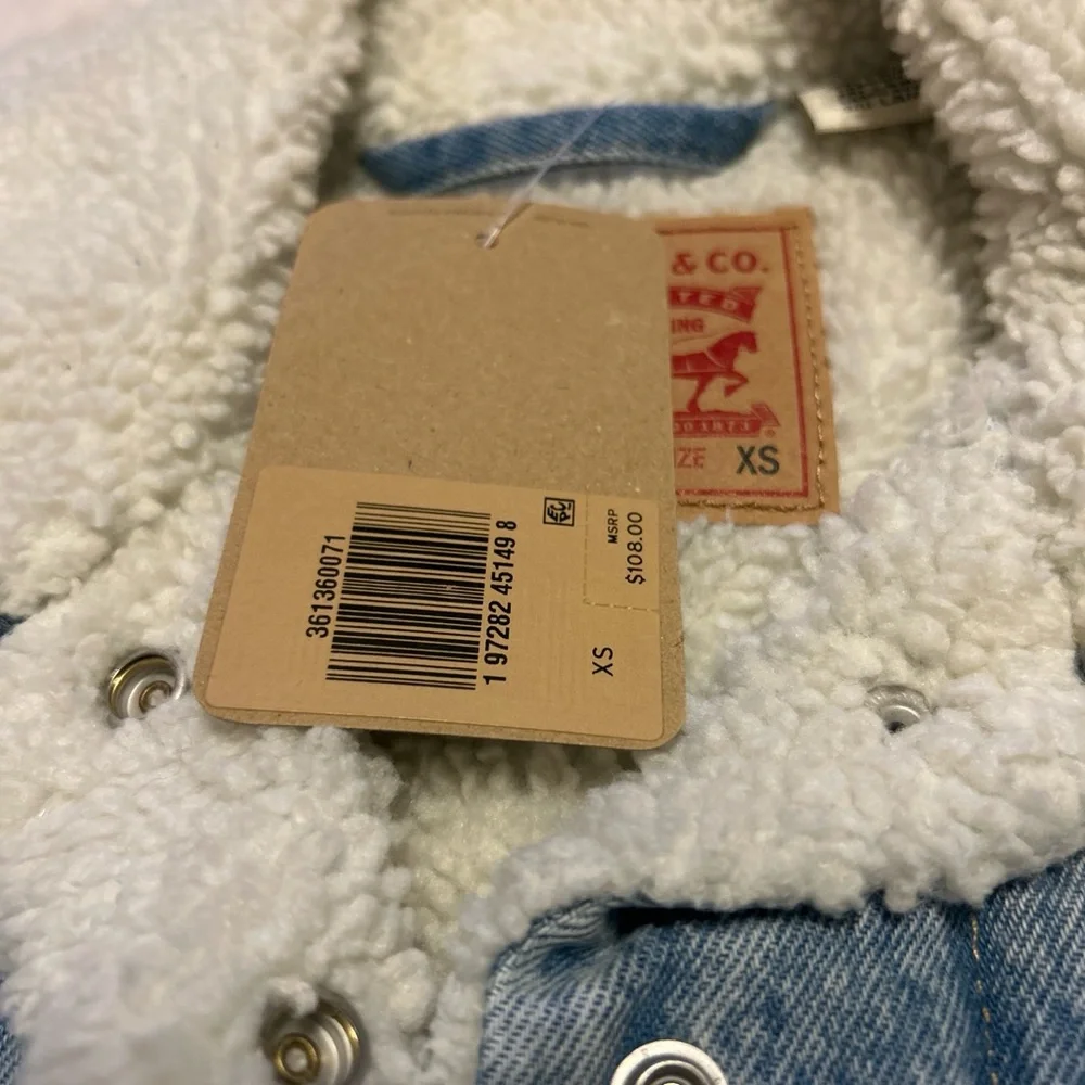 Levi's Light Wash Denim TruckerJacket with Cream Sherpa Lining NWT - Picture 4 of 4